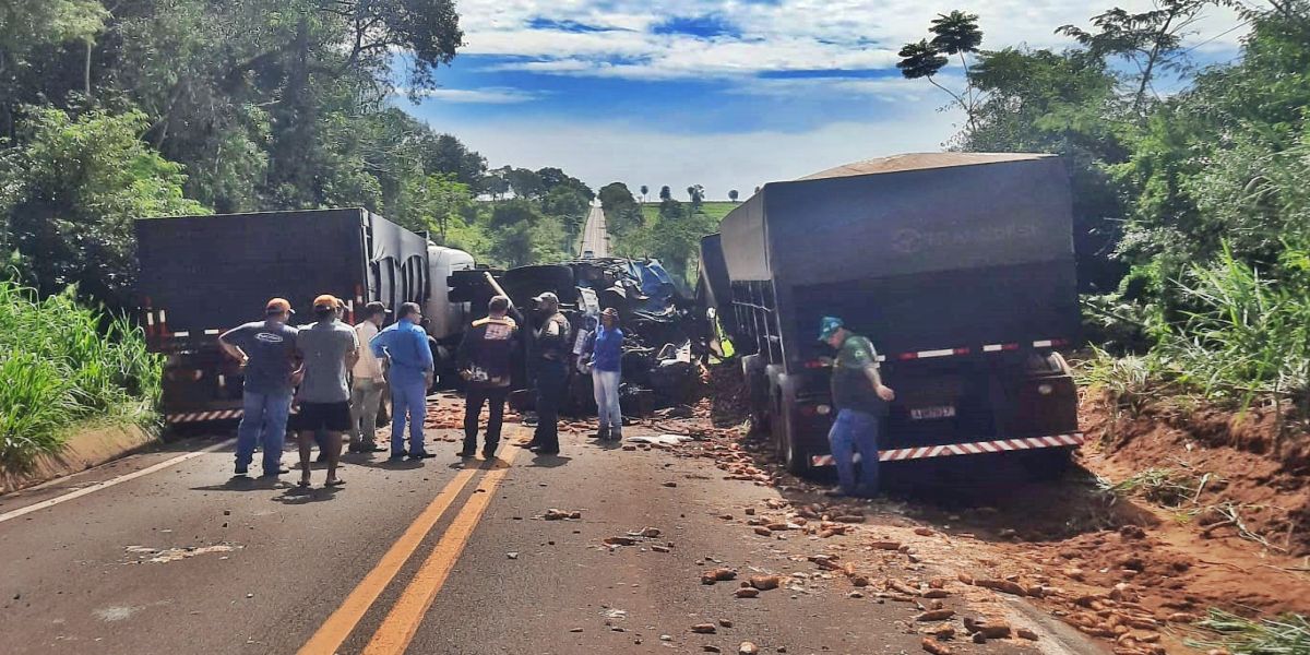 Caminhão tomba e provoca colisão com carretas na PR-490 entre Altônia e São Jorge do Patrocínio