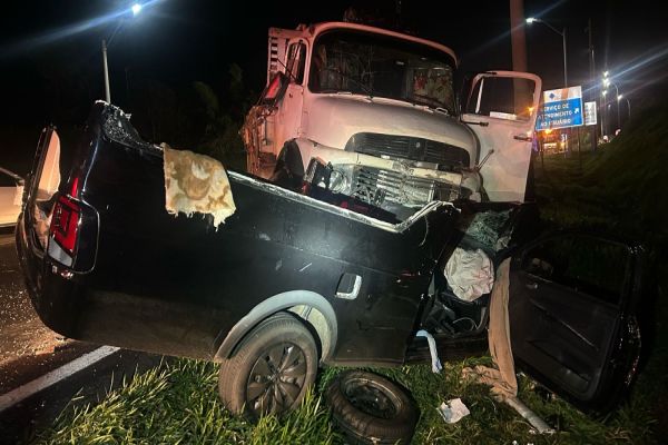 Caminhão invade pista contrária e causa colisão fatal na BR-277 em Porto Amazonas
