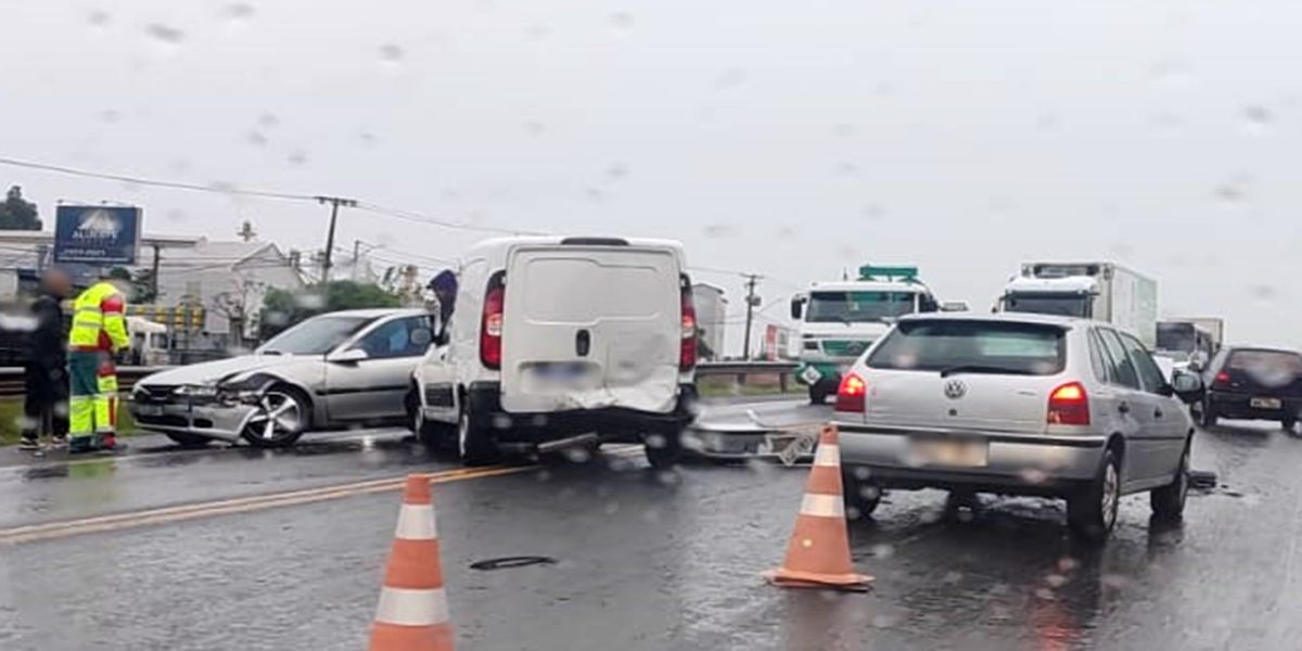 Dois acidentes em sequência causam congestionamento na BR-277 em Cascavel