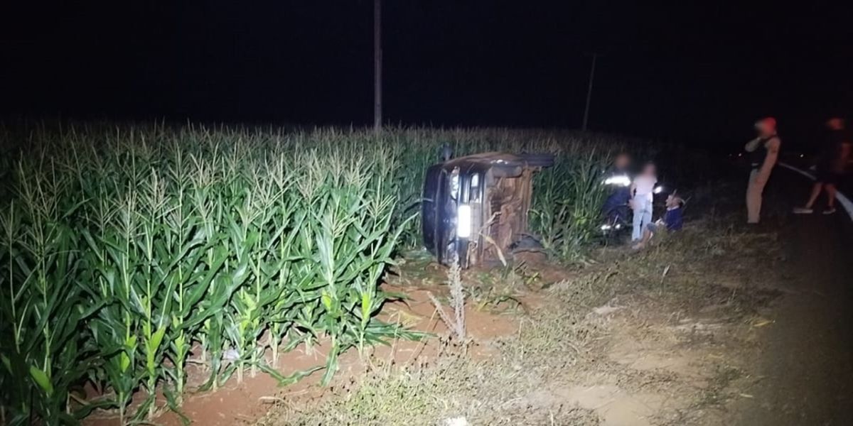 Renault Scenic tomba na PR-495 entre Missal e Santa Helena