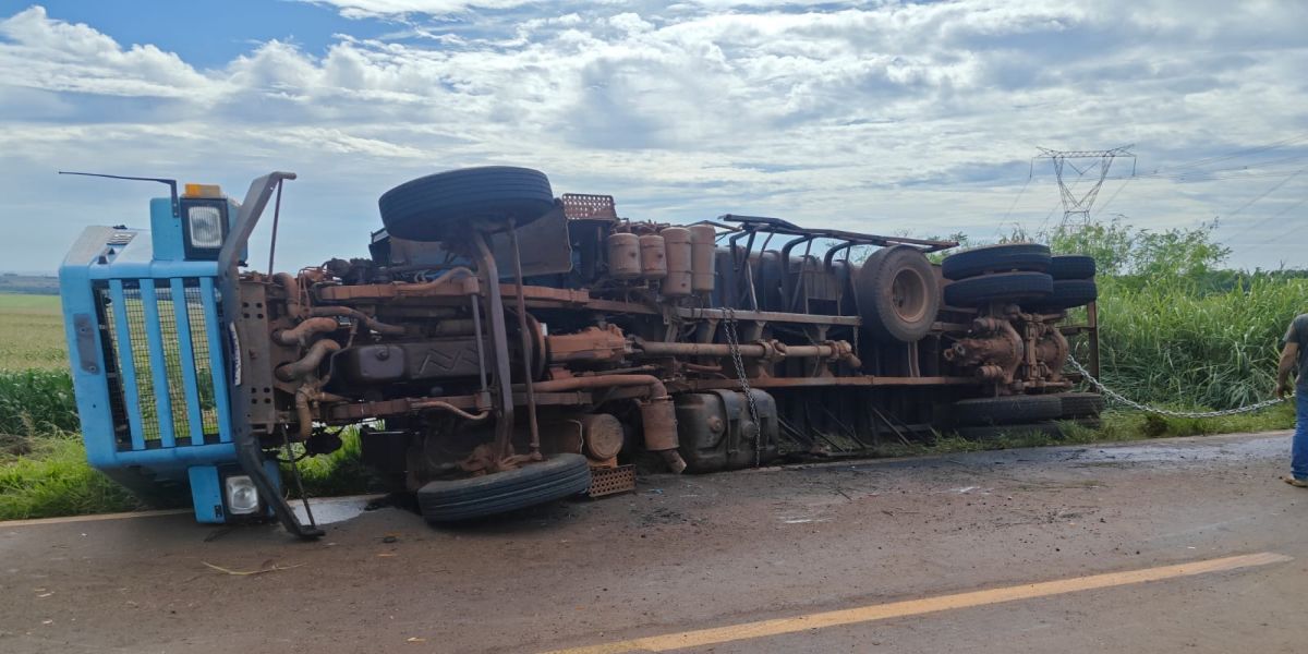 Caminhão tomba na PR-488 entre Vera Cruz do Oeste e Diamante d'Oeste