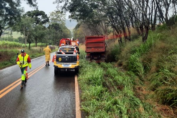 Caminhão sai da pista e colide com barranco na PR-180 em Cascavel