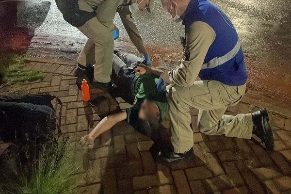 Ciclista fica ferido após ser atropelado por carro que fugiu do local em Cascavel