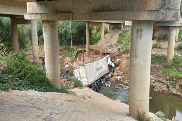 Após sequência de tombamentos, PRF reforça fiscalização em porta-contêineres no Paraná
