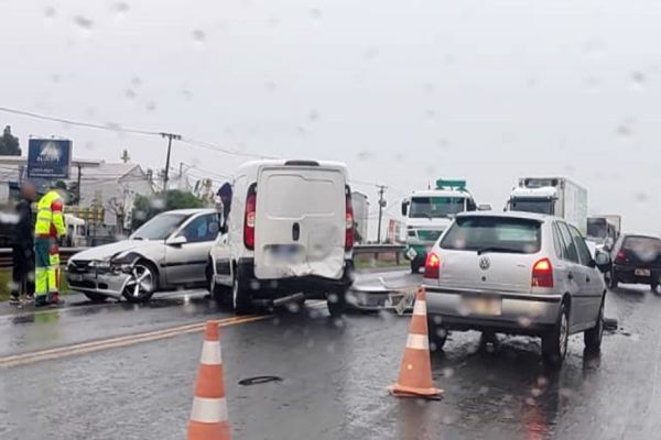 Dois acidentes em sequência causam congestionamento na BR-277 em Cascavel