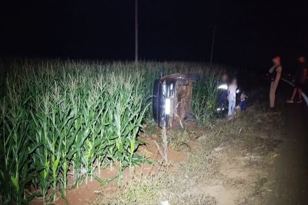 Renault Scenic tomba na PR-495 entre Missal e Santa Helena