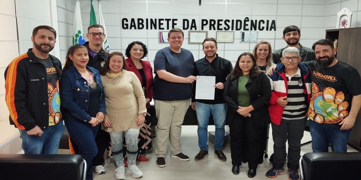 João Diego apresenta pedido de surdos por concurso para intérprete de Libras na Câmara