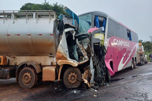 Grave colisão entre ônibus e caminhão mata três pessoas na BR-272 na região centro-oeste do Paraná