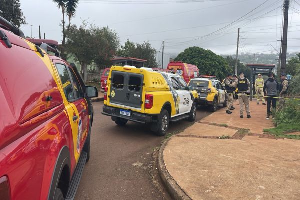 Dois homens são mortos a tiros dentro de residência no Bairro Morumbi em Cascavel