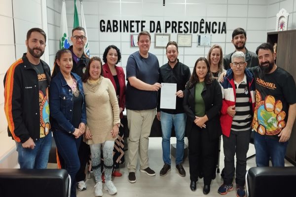 João Diego apresenta pedido de surdos por concurso para intérprete de Libras na Câmara