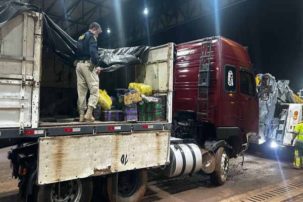 PRF apreende 858 kg de maconha após acompanhamento tático na BR-277 em Cascavel