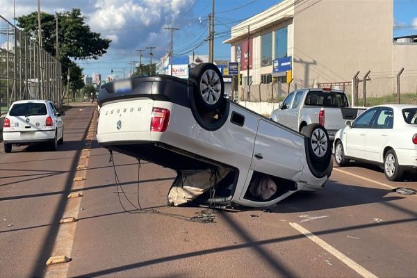 Colisão seguida de capotamento interdita Avenida Tancredo Neves em Cascavel