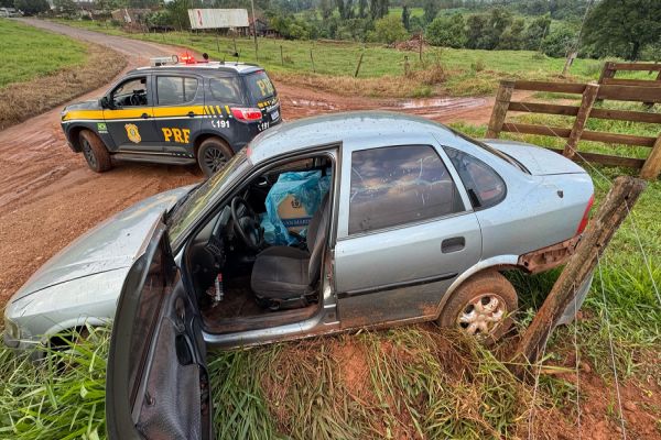 PRF apreende carro carregado com cigarros contrabandeados após perseguição em Iporã