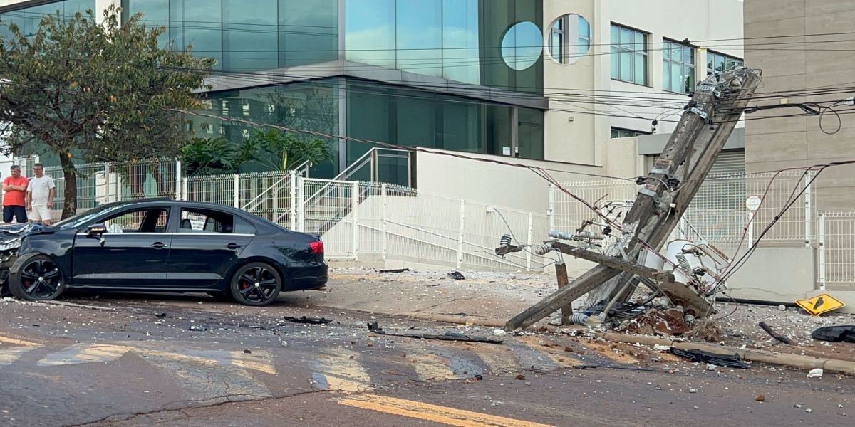 Carro atinge poste e deixa 1.500 imóveis sem energia no Bairro Country em Cascavel