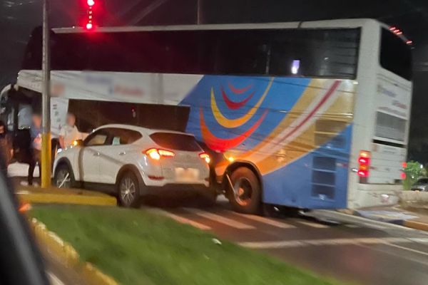 Ônibus e carro colidem durante conversão na Avenida Maripá em Toledo