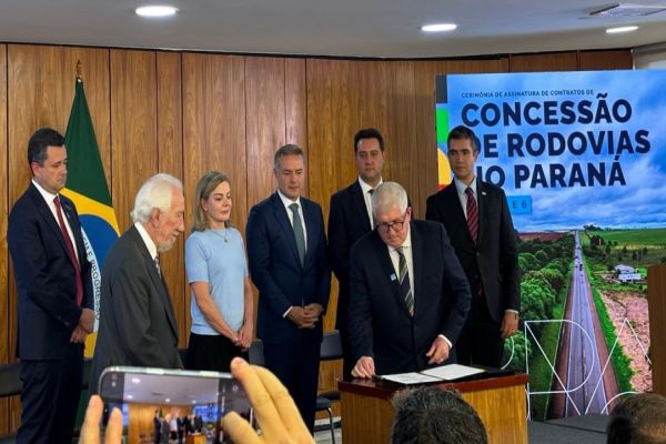 Imagem referente a notícia: EPR Iguaçu assina contrato de concessão do Lote 6 com equipes em ação nas rodovias do Paraná