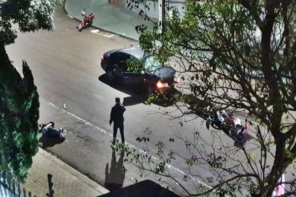 Colisão entre carro e moto deixa dois irmãos feridos em cruzamento no Centro de Cascavel