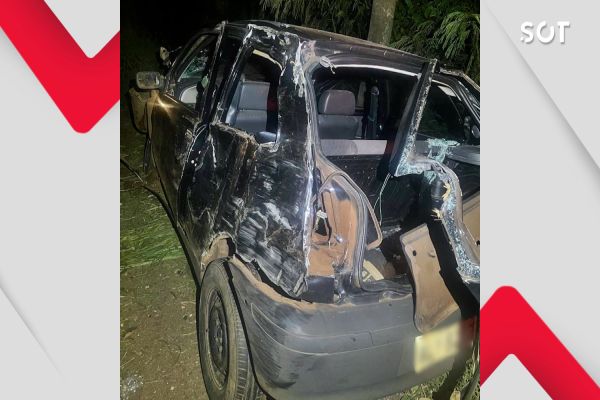 Condutora de 21 anos fica ferida após choque contra árvore na PR-317 em Toledo