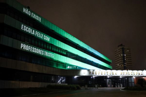 Prédio da Prefeitura de Cascavel recebe projeção: ‘Não existe escola feliz com professores tristes’