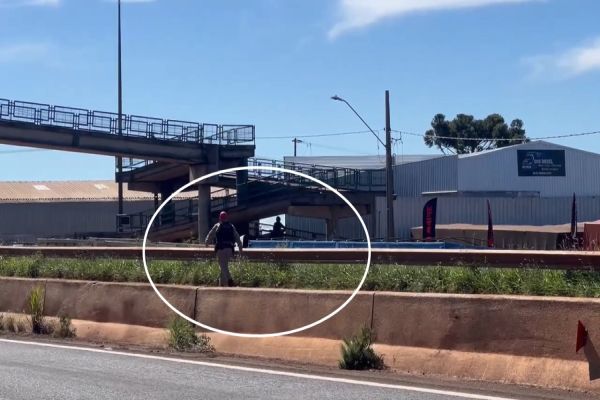 Motociclista é flagrado circulando sobre passarela da PRC-467 em Cascavel