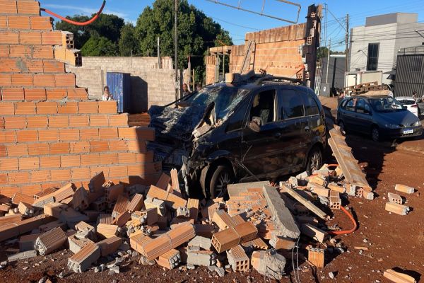 Carro invade obra em Cascavel e por pouco não atinge trabalhadores