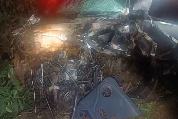 Imagem referente a notícia: Colisão frontal deixa um morto e um ferido em rodovia de Quedas do Iguaçu