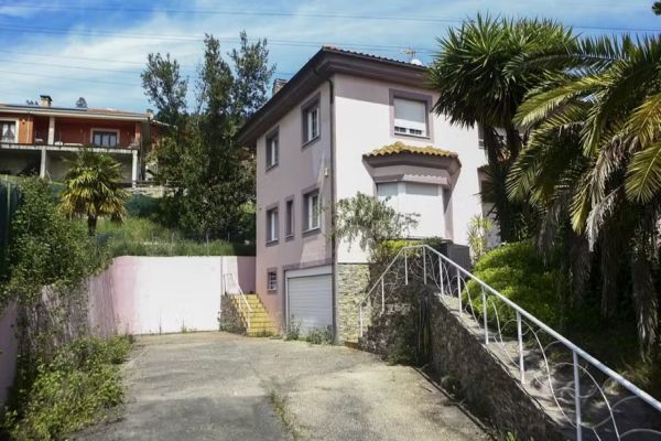 Imagem referente a notícia: Polícia espanhola resgata crianças trancadas por mais de três anos em "casa dos horrores"