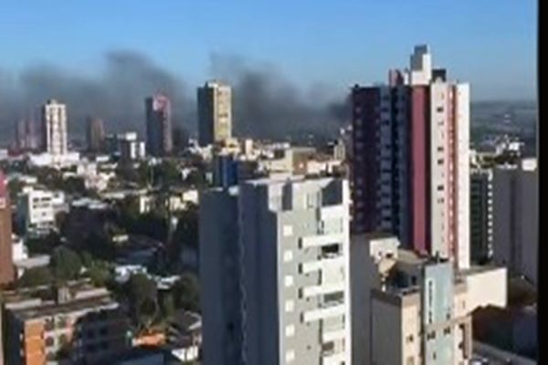 Imagem referente a notícia: Incêndio de grandes proporções atinge fábrica e estética automotiva no Centro de Cascavel