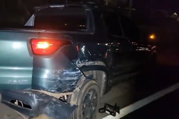 Imagem referente a notícia: Acidente entre dois carros causa transtornos na PRC-467 em Cascavel
