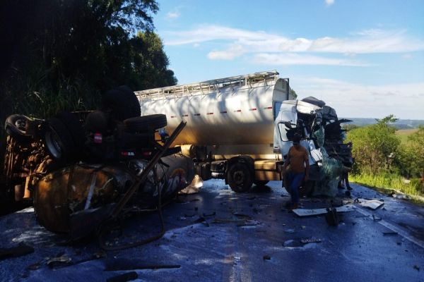 Imagem referente a notícia: Grave colisão entre caminhões interdita BR-277 em Cantagalo