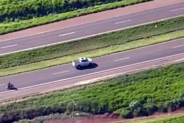 Imagem referente a notícia: Caminhonete furtada é recuperada com apoio aéreo e dupla é presa por tráfico em Cascavel