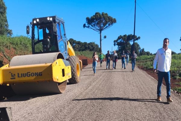 Imagem referente a notícia: Tecnologia de pavimentação usada em estradas rurais de Cascavel atrai comitiva internacional
