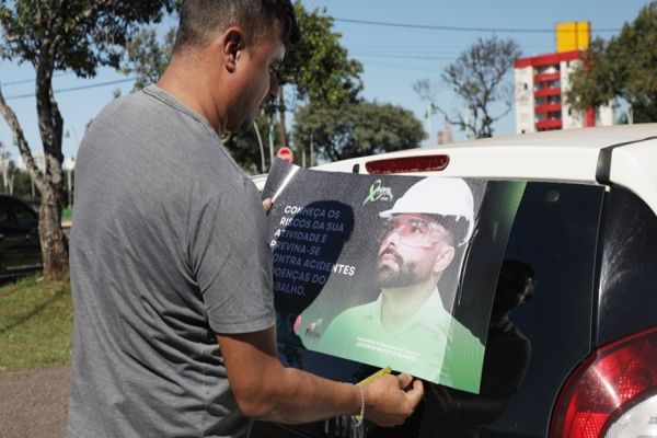 Imagem referente a notícia: Campanha Abril Verde encerra com adesivaço e reforça a importância da prevenção de acidentes de trabalho