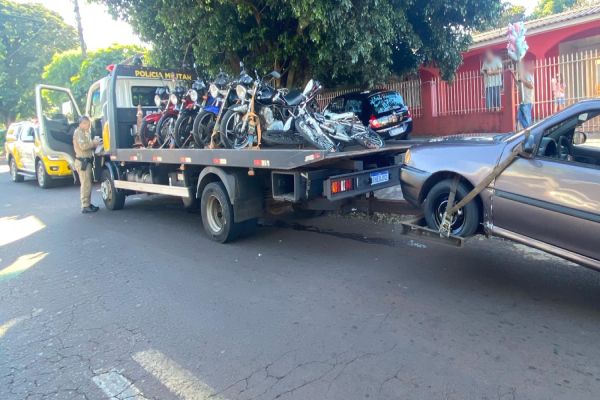 Imagem referente a notícia: Operação do GOTran intensifica fiscalização e recolhe veículos irregulares em Cascavel