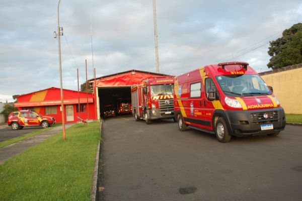 Imagem referente a notícia: Bombeiros resgatam bebê trancado em carro em Castro