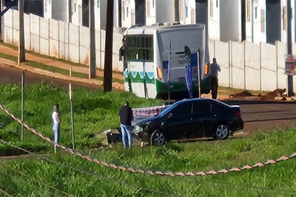 Acidente entre carro e ônibus assusta motoristas na entrada do Riviera em Cascavel