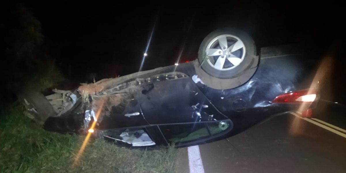 Carro capota após desviar de animal na PR-586 em Santa Tereza do Oeste