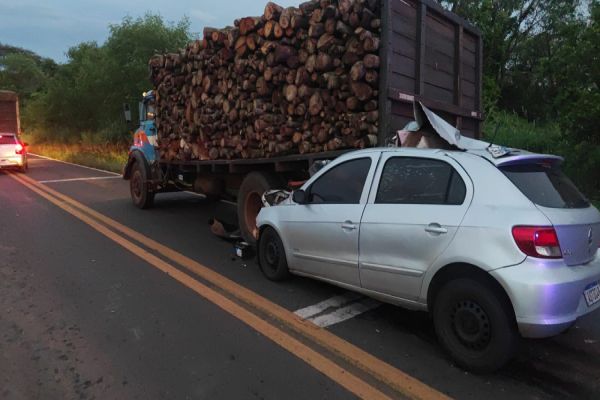 Imagem referente a notícia: Fatalidade na PR-488: Colisão traseira entre carro e caminhão deixa um morto em Diamante do Oeste