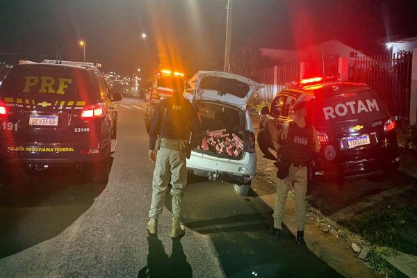 Imagem referente a notícia: Condutor lança óleo no para-brisa da viatura da PRF durante fuga com veículo carregado de maconha, em Medianeira