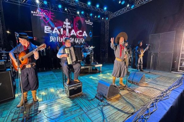 Imagem referente a notícia: Show em comemoração ao Dia do Trabalho reúne milhares de pessoas em Toledo