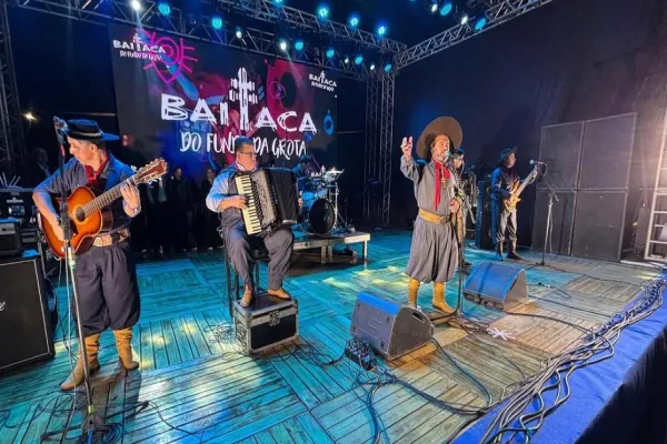 Foto relacionada a notícia: Show em comemoração ao Dia do Trabalho reúne milhares de pessoas em Toledo