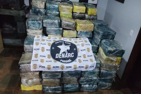 Imagem referente a notícia: Homem é preso em Lindoeste com mais de duas toneladas de maconha em carreta bitrem