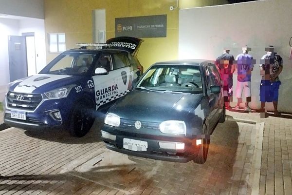 Imagem referente a notícia: Trio é detido com carro furtado ao entrar em posto de combustíveis em Cascavel
