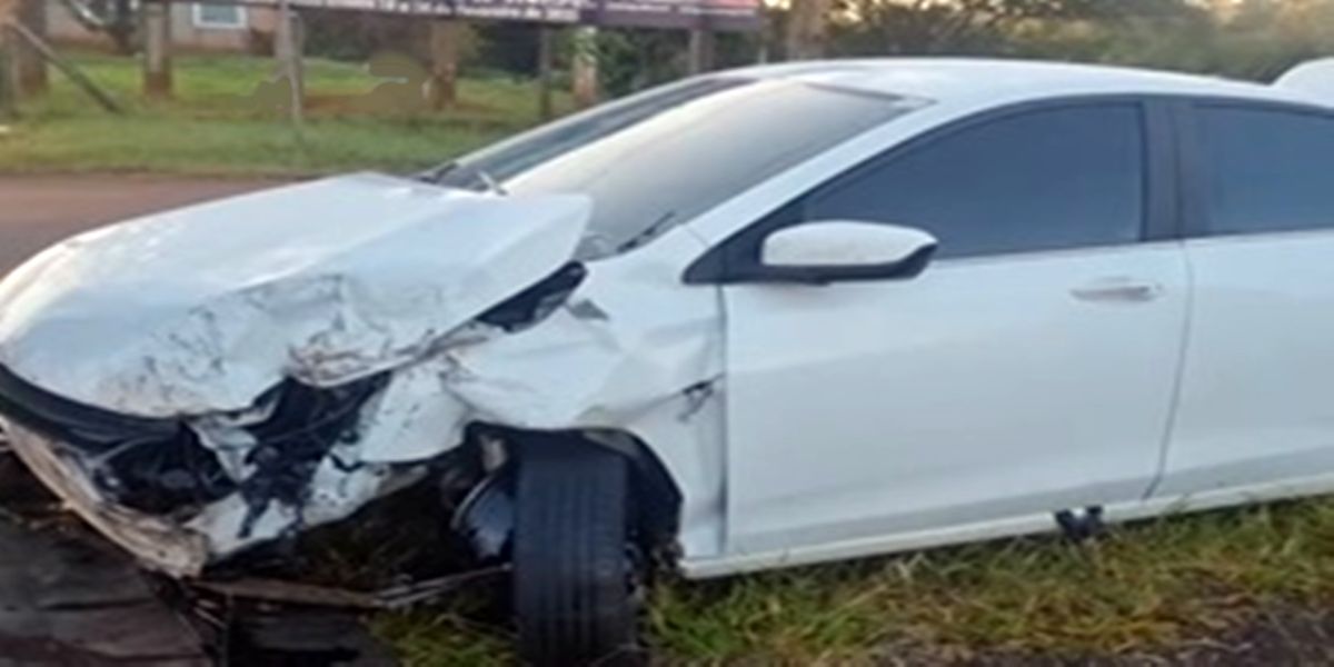Carro sai da pista, atravessa rodovia e para na marginal após colisões na BR-277 em Cascavel