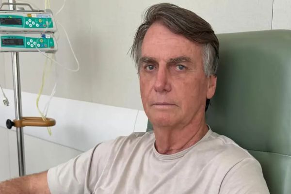 Imagem referente a notícia: Jair Bolsonaro tem alta após três semanas internado em Brasília