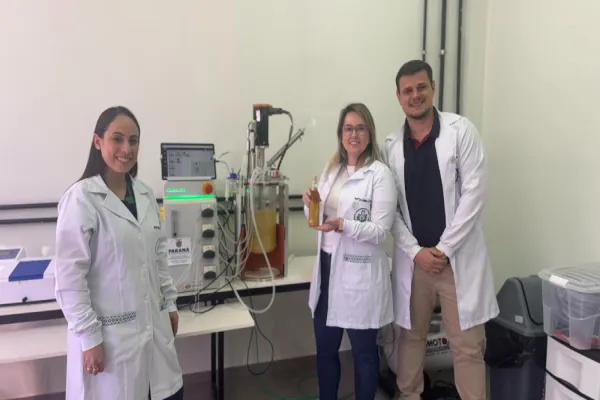 Foto relacionada a notícia: Pesquisadores da Unioeste desenvolvem hidromel funcional com levedura probiótica que une tradição, ciência e saúde