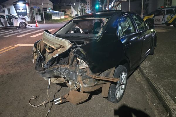 Condutor sem CNH se envolve em acidente e passageira fica ferida em cruzamento de Cascavel