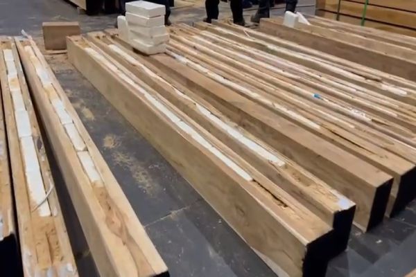 Imagem referente a notícia: Receita Federal intercepta 156 kg de cocaína escondidos em madeira no Porto de Paranaguá