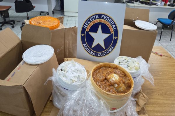Imagem referente a notícia: Receita Federal encontra haxixe marroquino escondido em baldes de doce de leite e tinta em Cascavel