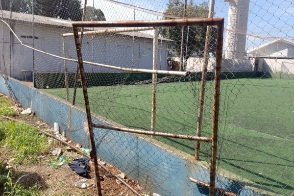 Imagem referente a notícia: Campo sintético do Periolo é interditado para manutenção após acidentes com crianças